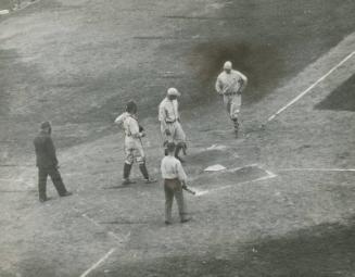 Jimmie Foxx Running Home photograph, 1929 October 08