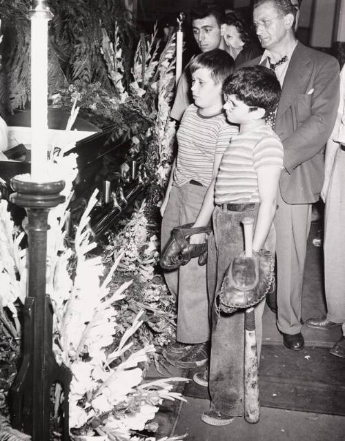 Children View Babe Ruth Casket photograph, 1948 August 17