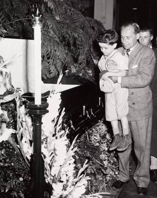 Children View Babe Ruth Casket photograph, 1948 August 17