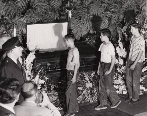 Children View Babe Ruth Casket photograph, 1948 August 17