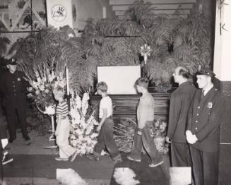 Children View Babe Ruth Casket photograph, 1948 August 17