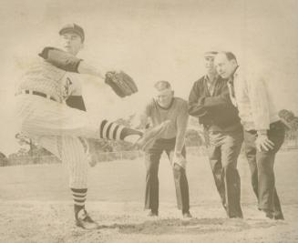 Group Watching Jim O'Toole Pitch photograph, 1967 February 24