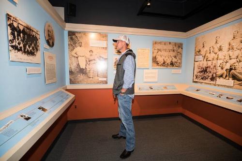 Visitor at the National Baseball Hall of Fame and Museum photograph, 2017 May 26