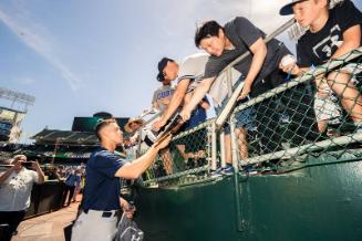 Aaron Judge Signing Autographs photograph, 2017 June 17