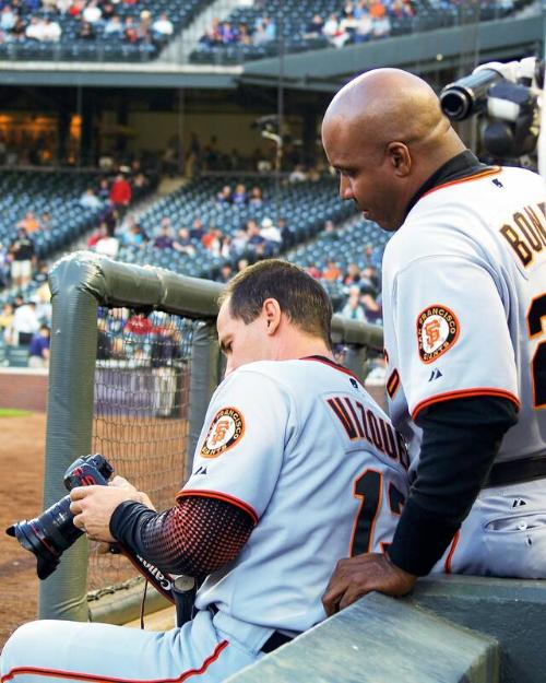 Barry Bonds and Omar Vizquel photograph, 2006 September 19